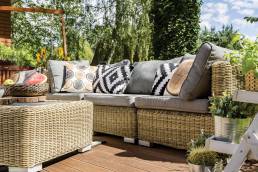 Sofá e poltrona em fibra sintética